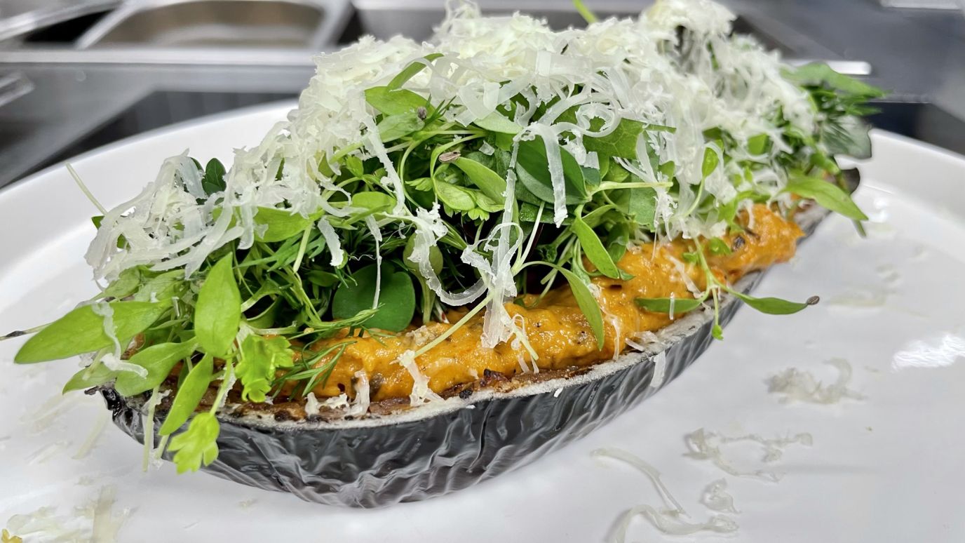 Gebackene Aubergine mit Ajvar, Gartenkräuter und Miso