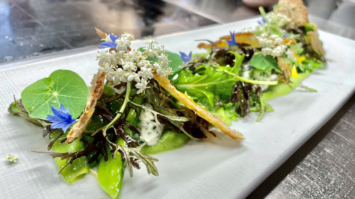 Gericht mit Jungem Knoblauch