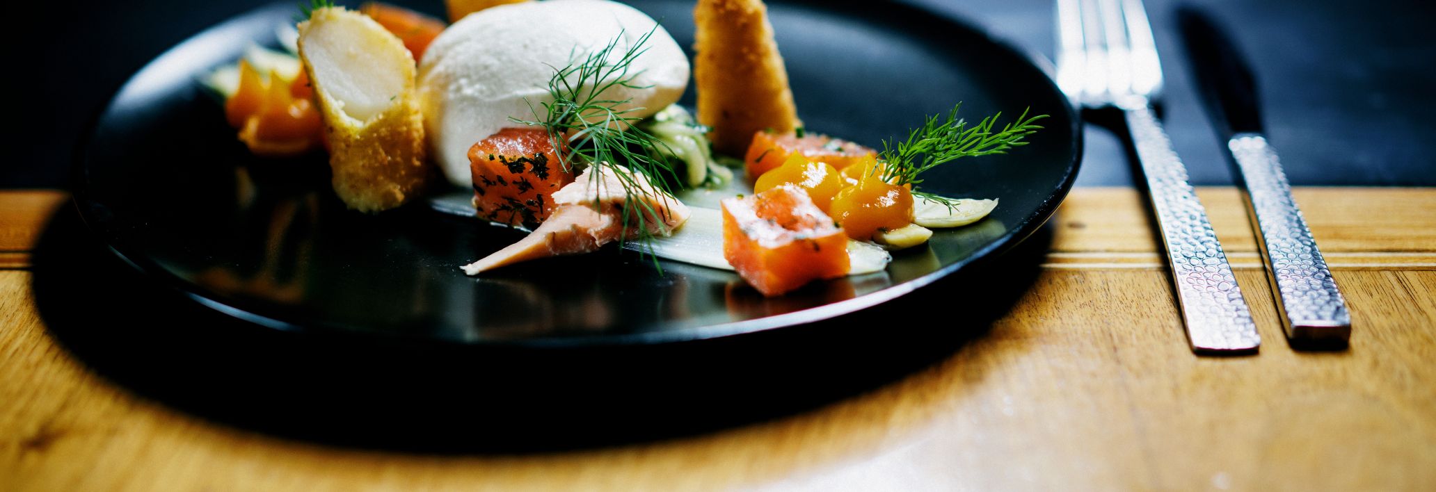 Gebeiztes Lachforellenfilet mit Gurkensalat und gebacknem Spargel©matakstudios