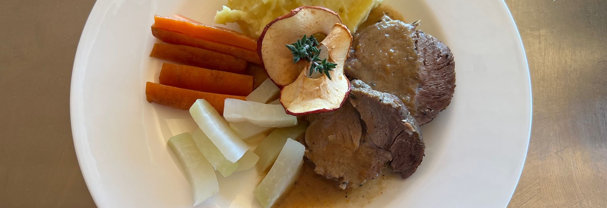 Kalbsrollbraten mit Kartoffelpüree und Karotten-Kohlrabi Gemüse