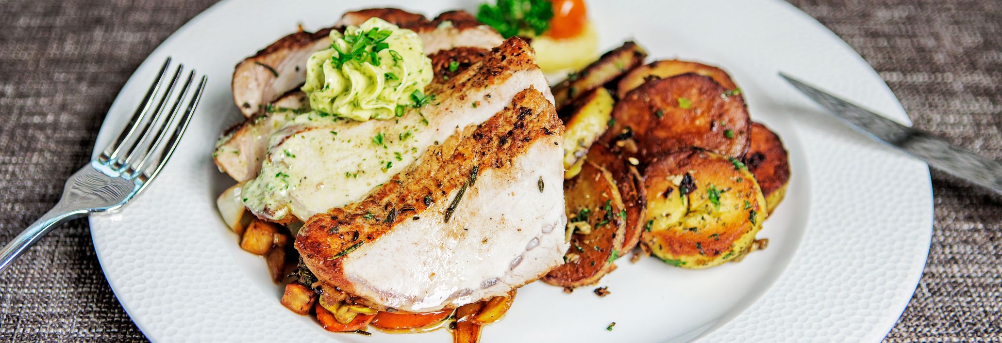 Kotelett mit Bratkartoffeln und Gemüse, Löwen Nofels