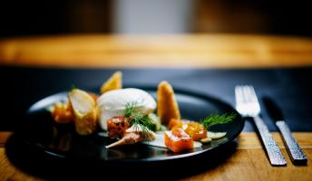 Gebeiztes Lachforellenfilet mit Gurkensalat und gebacknem Spargel