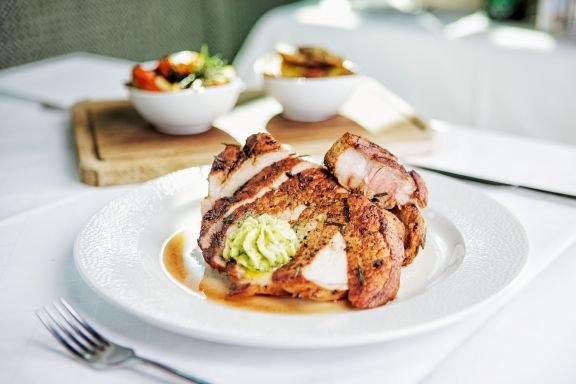 Kotelett mit Bratkartoffeln und Gemüse, Löwen Nofels Kotelett mit Bratkartoffeln und Gemüse, Löwen Nofels