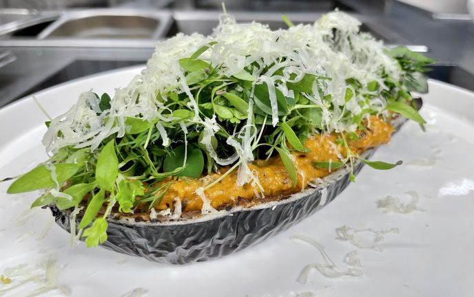 Gebackene Aubergine mit Ajvar, Gartenkräuter und Miso