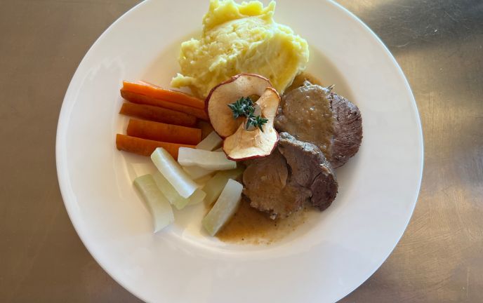 Kalbsrollbraten mit Kartoffelpüree und Karotten-Kohlrabi Gemüse Kalbsrollbraten mit Kartoffelpüree und Karotten-Kohlrabi Gemüse