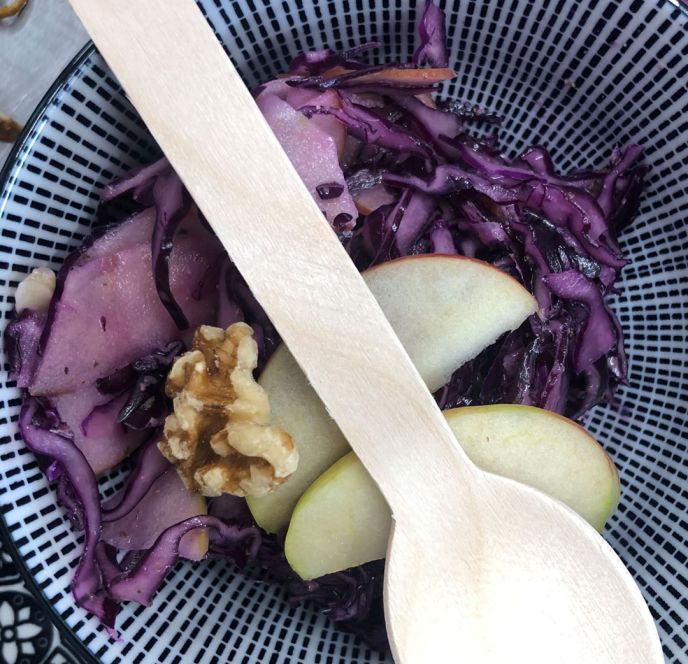 Blautkrautapfelsalat mit Walnüssen 