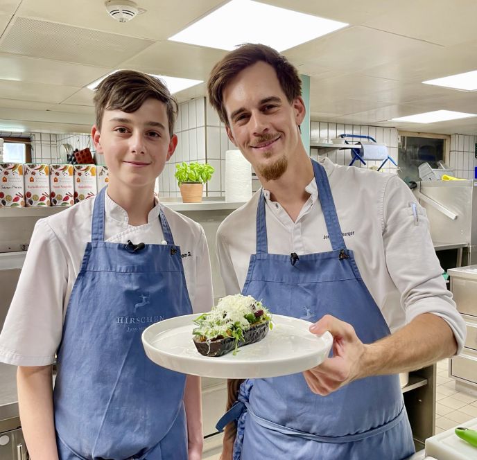 Kochlehrling Ruben mit Haubenkoch Jonathan Burger