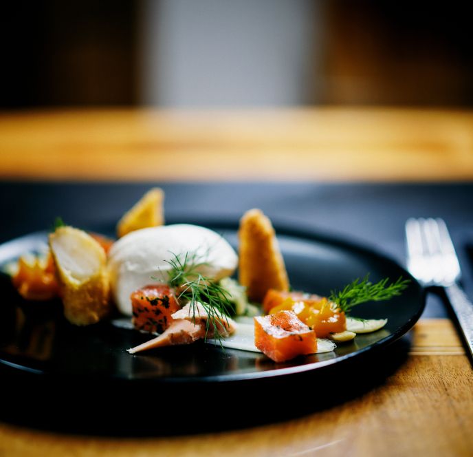 Gebeiztes Lachforellenfilet mit Gurkensalat und gebacknem Spargel