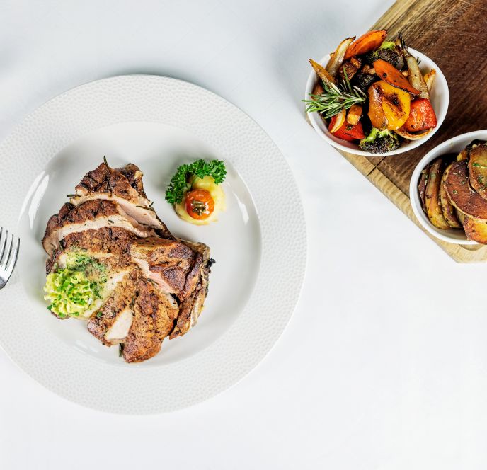 Kotelett mit Bratkartoffeln und Gemüse, Löwen Nofels©matakstudios (2)